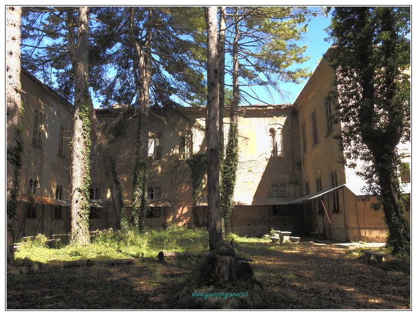 Padiglione Ferri ex manicomio volterra veduta cortile esterno