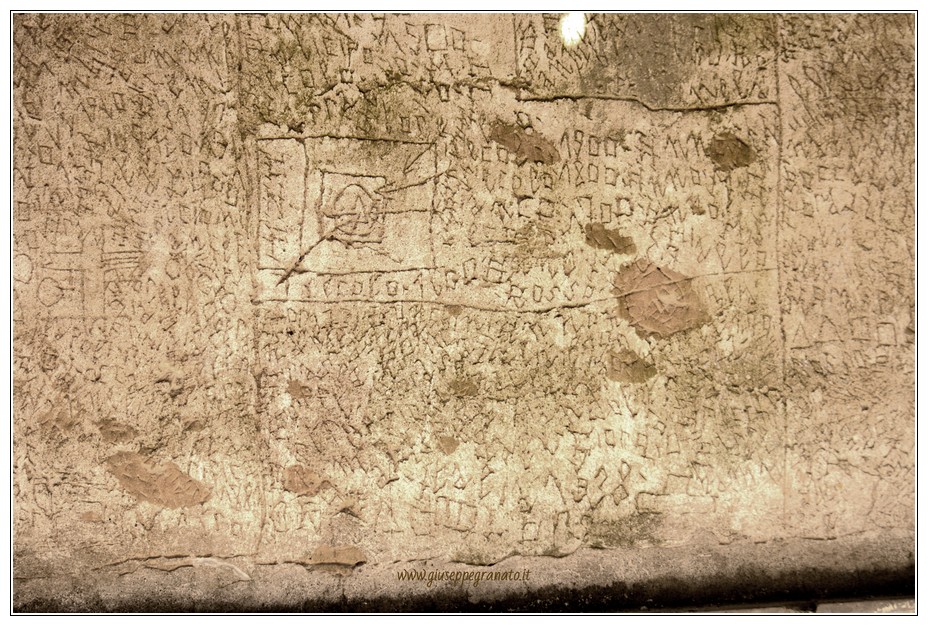 Graffito di NOF4 conservato presso il padiglione Ferri di Volterra