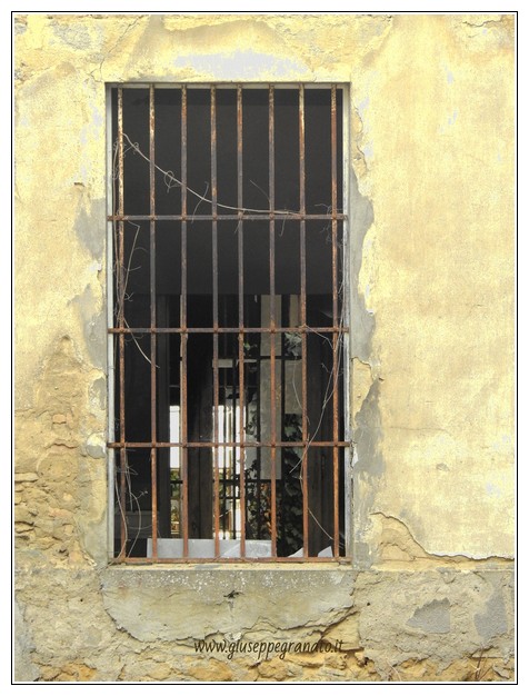 padiglione Livi, Volterra, particolare finestra