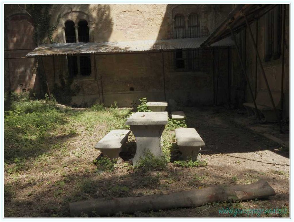 padiglione Ferri, ex manicomio, Volterra cortile esterno