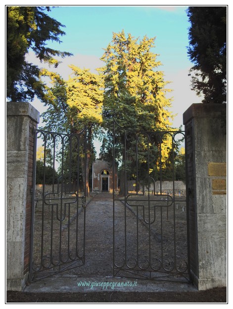 Cimitero San Finocchi, Volterra, cancello ingresso