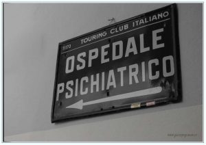 Museo Lombroso cartello indicazione Museo Lombroso cartello Touring Club Italiano