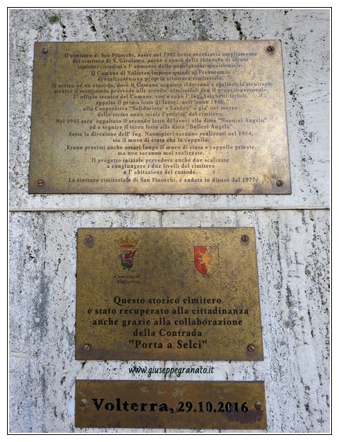 Cimitero San Finocchi, Volterra, targhe ingresso