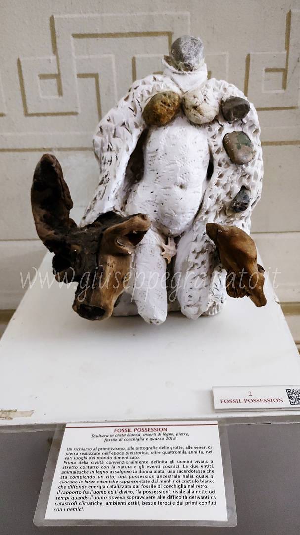 Fossil Possession, scultura in creata bianca, inserti in legno, pietre, fossile di conchiglia e quarzo, 2018