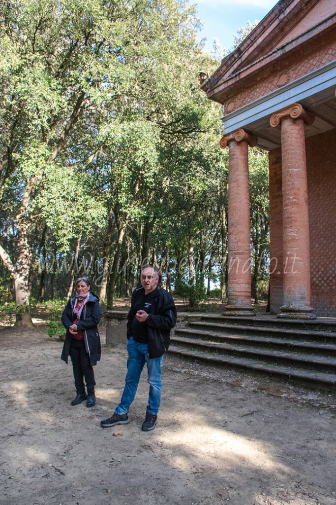 briefing prima della visita con la guida Sheila di CdB Valdera Tuscany e Massimiliano Rossi di Esplorazioni Urbane organizzatore dell'evento