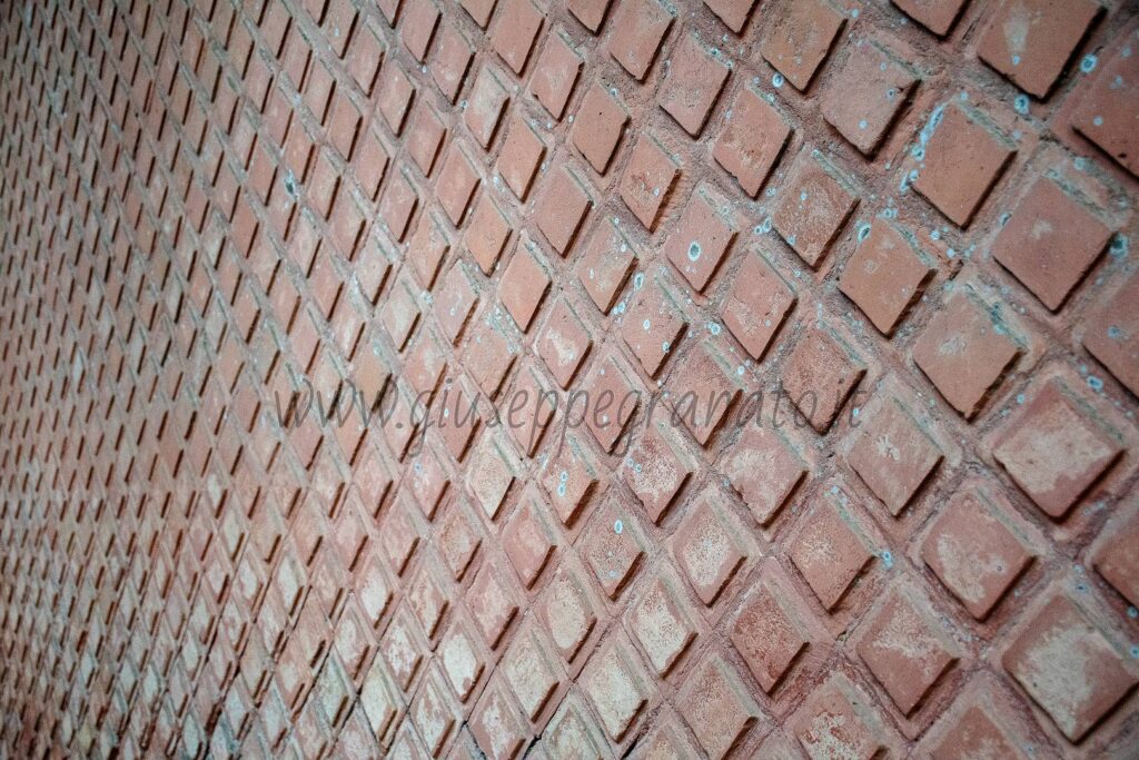 opus reticulatus formato da mattoni appositamente fatti dalla fornace costruita vicino al tempio