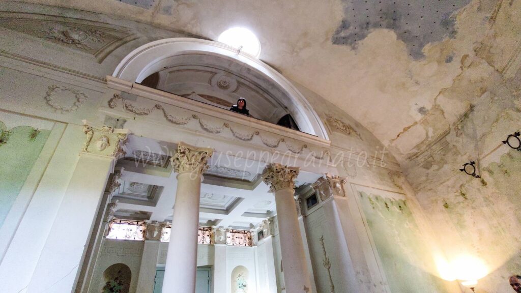 tempio Minerva Medica-interno con volta e loggia e la guida Erica, durante le riunioni massoniche il gran maestro si posizionava all'interno del balcone dove non era visto ma ottima acustica diffondeva la sua voce