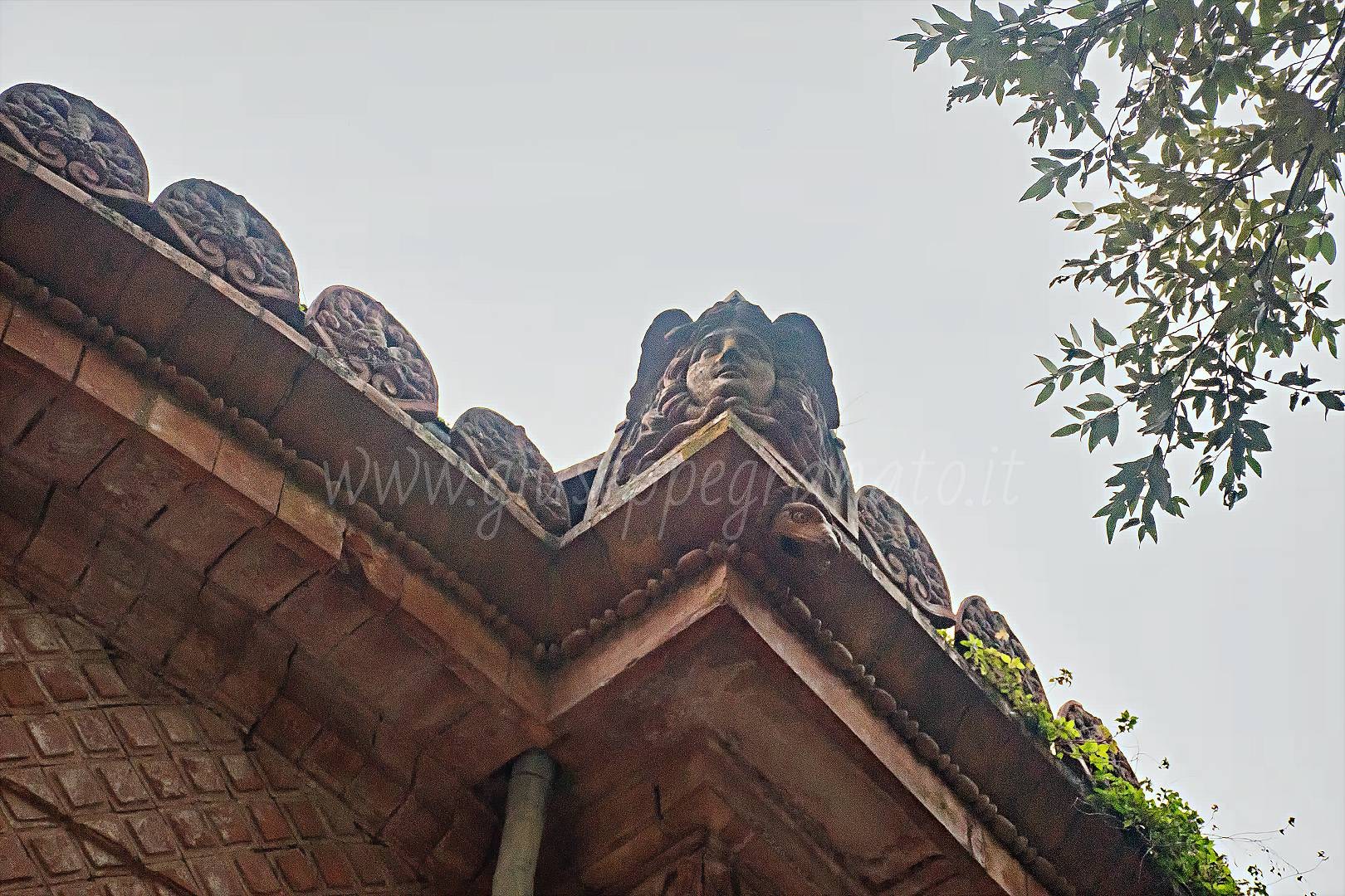 Minerva  e gargoyle a forma di serpente per lo scarico delle acque pluviali, sul retro