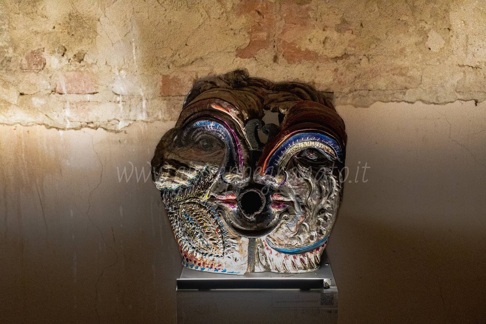 Letizia Cucciarelli, "Quando la passione finisce", scultura in pietra con inserti in metallo antico, 2020