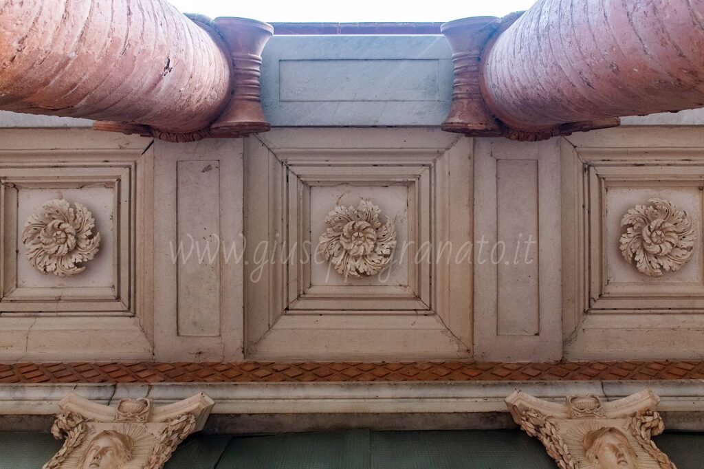 tempio Minerva Medica-soffitto colonnato, pronao