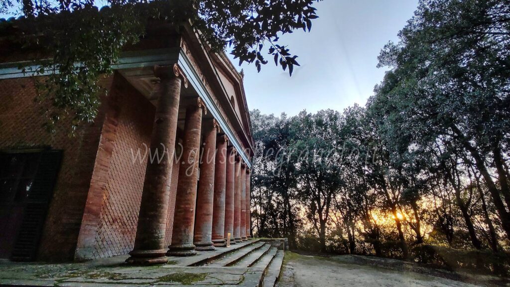 tempio Minerva Medica al tramonto, i cinque scalini del tempio simboleggiano i 5 sensi che devono essere abbondonati per poter accedere all'interno