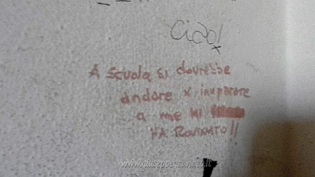 Graffito: "A scuola si dovrebbe andare per imparare, a me mi ha rovinato!"