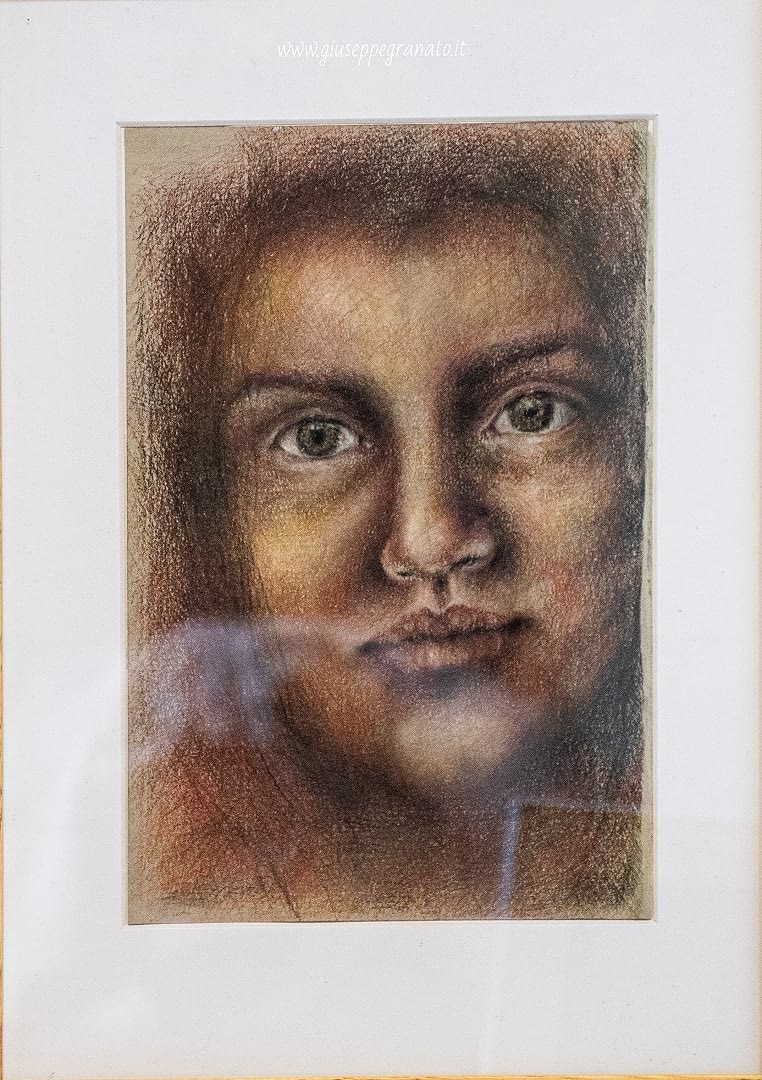 Aurora Granato, "Autoritratto sognante". Pastelli su carta verdastra, 14,5 x 21 cm - 2022