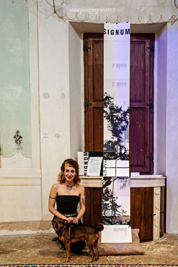 L'artista Arianna Meini con Ada e la sua opera "Signum"