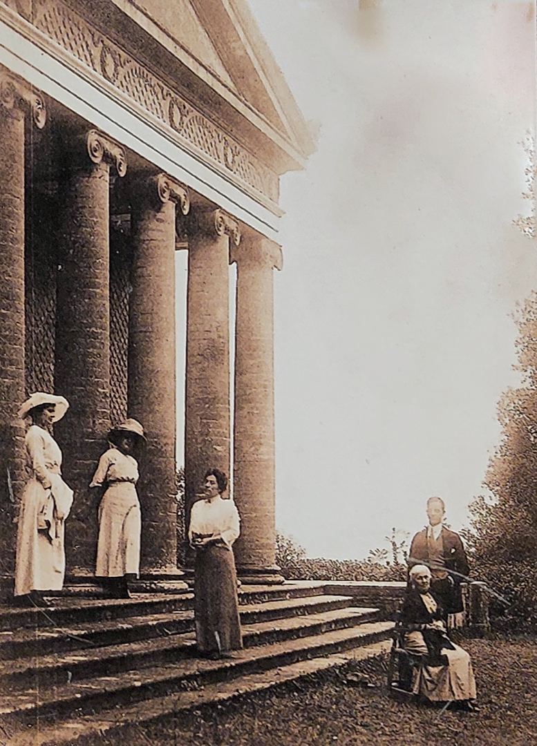 Discendenti della famiglia Vaccà davanti al Tempio di Minerva Medica nel 1914