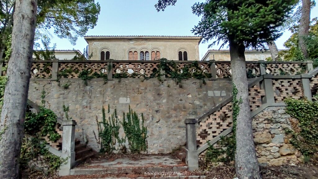 La scalinata che porta allo Charcot