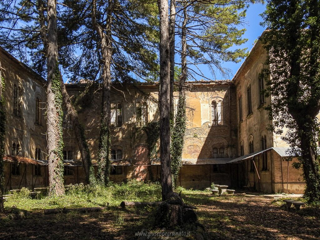 Il cortile del padiglione Ferri e la tettoia in ferro a protezione del graffito di NOF4