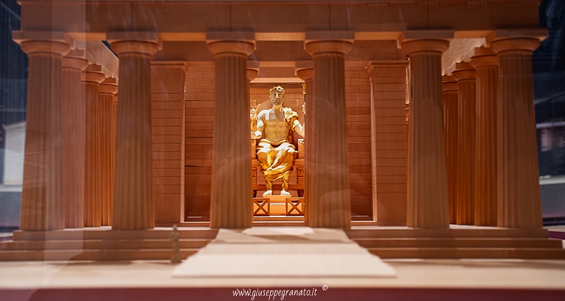 Modello del Tempio di Zeus ad Olimpia con la statua di Zeus