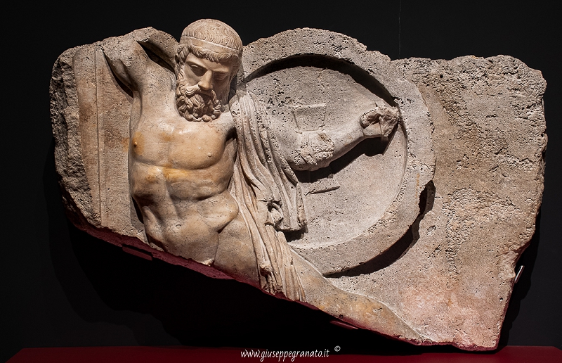 Rilievo con guerriero caduto, dl porto di Salamina, marmo pantelico, 125-150 d.C.