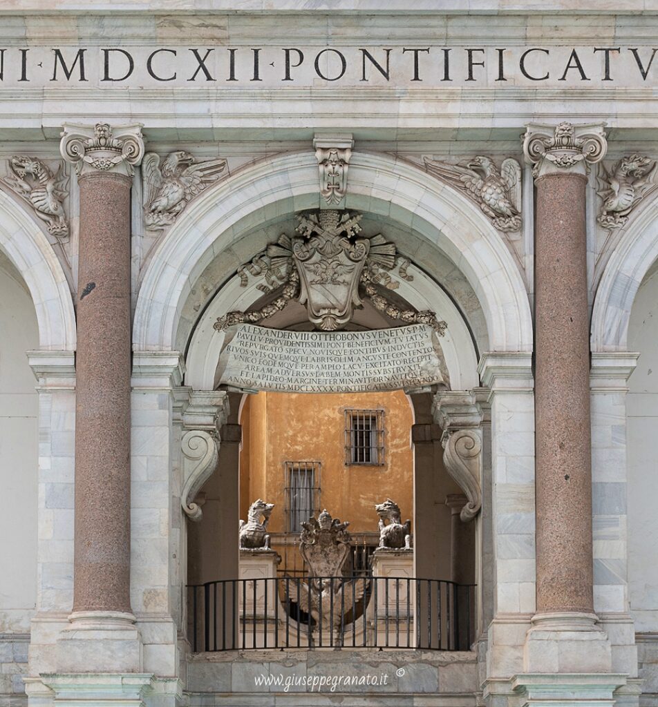 Fontana dell'Acqua Paola, particolare stemma Paolo V e iscrizione