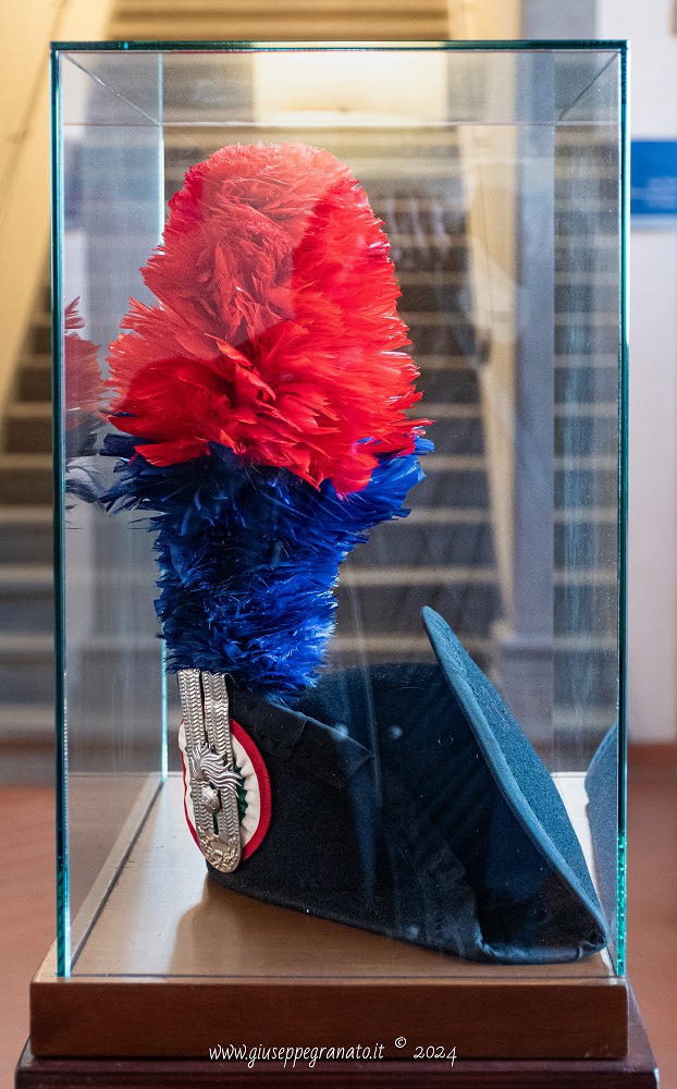 Tradizionale cappello dell'Arma dei Carabinieri con il pennacchio rosso-blu noto come "lucerna".
Proprietà LGT. Benedetto Patti